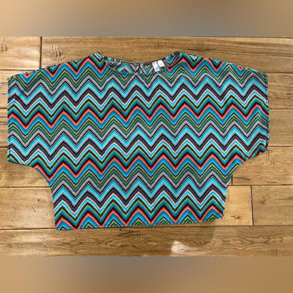 Alya Size Small Top Zig Zag